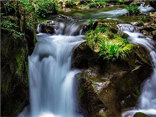 張家界旅游重大發(fā)現(xiàn)：無(wú)冬天更無(wú)夏天——張家界地縫景區(qū)